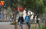 Hà Nội: Nhiều khách nước ngoài vẫn thờ ơ với khẩu trang nơi công cộng